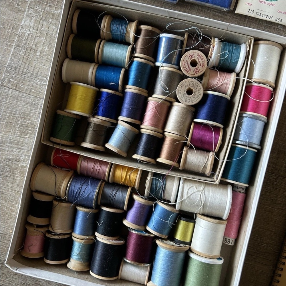 Huge Lot VTG Sewing Buttons Piping Thread Assorted Vogue Dressmaker Book Bundle - Picture 9 of 11